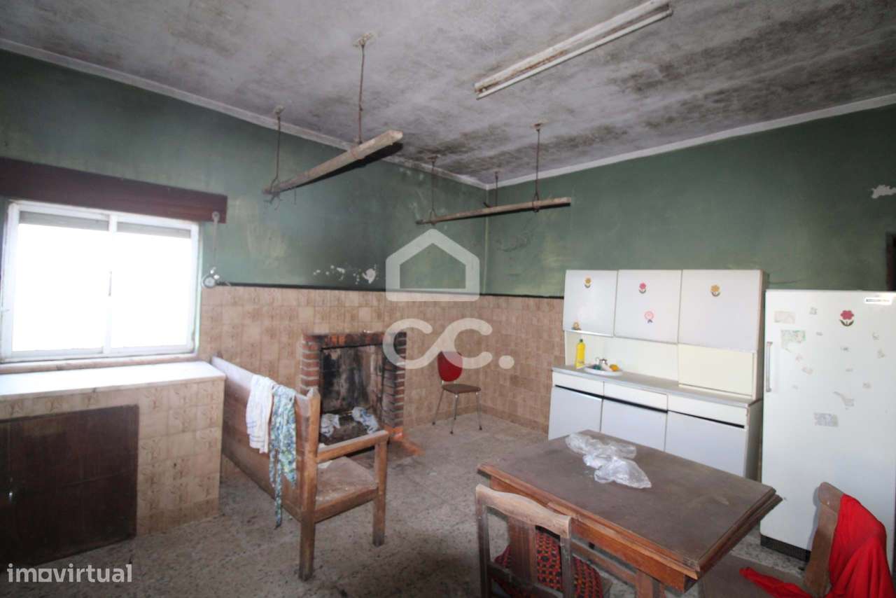 Moradia com três pisos para restauro com terreno na periferia de Chave - Grande imagem: 4/39