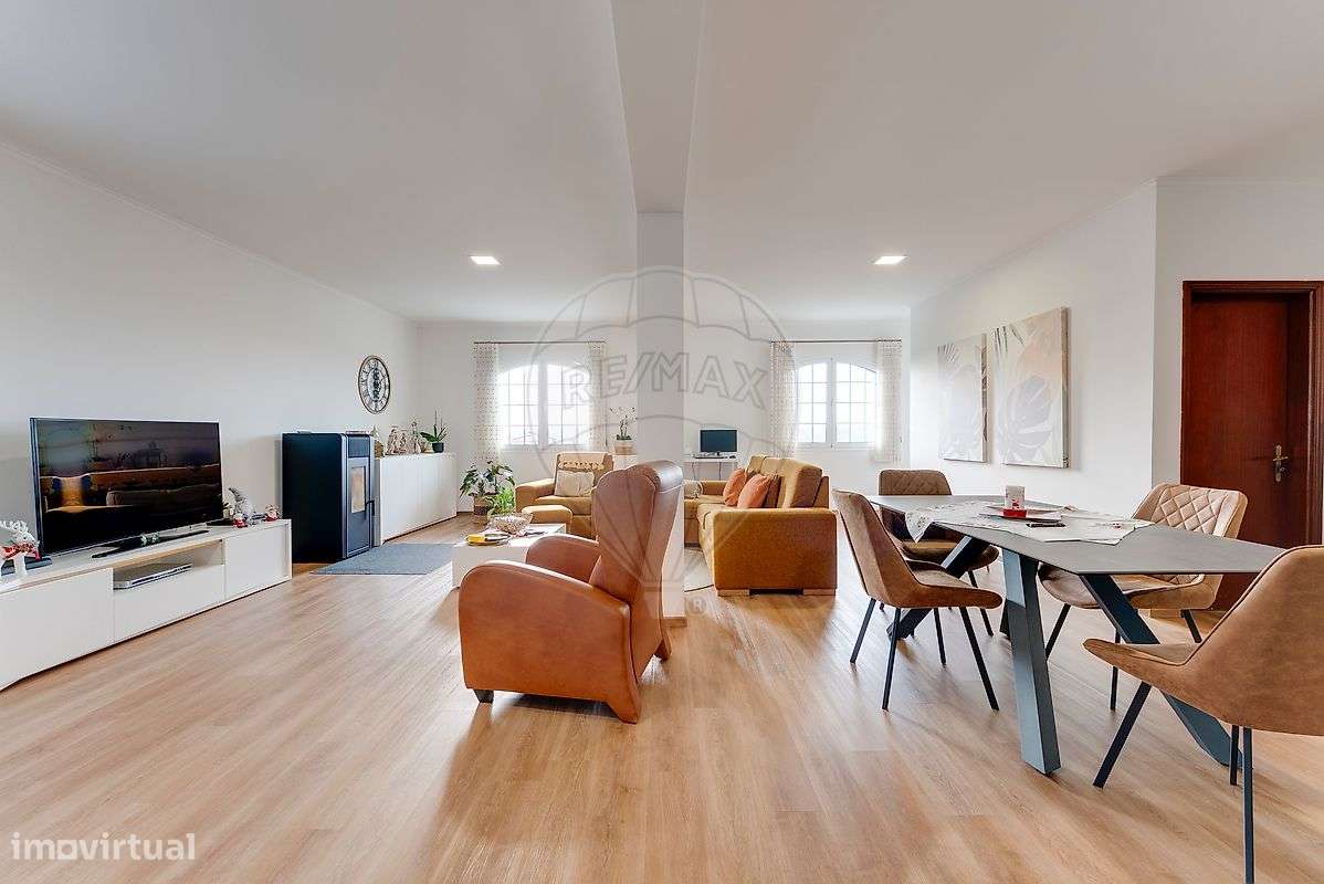 Moradia T5 com eficiência energética e vistas desafogadas em Assequins-6