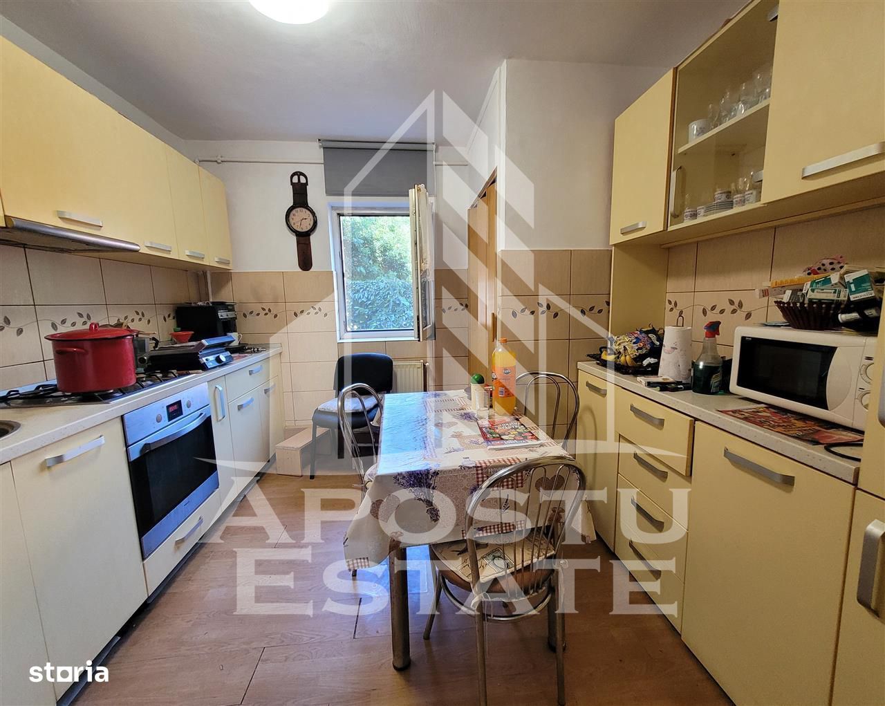 Apartament cu 3 camere, decomandat, centrala proprie, zona Lipovei