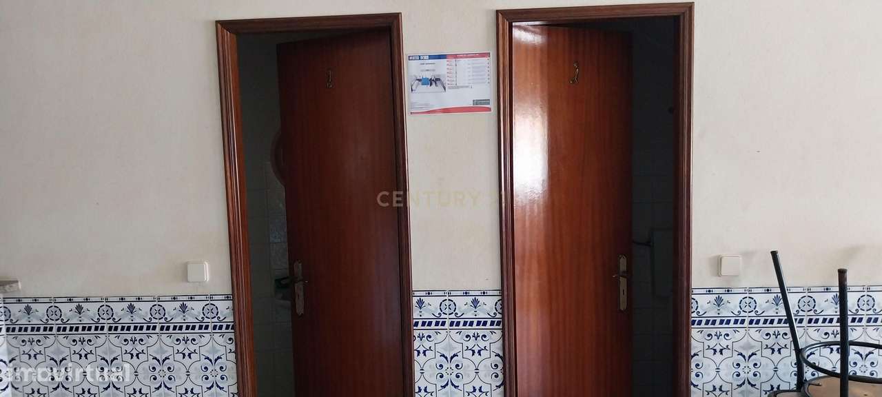 Moradia T2 com 2 espaços comerciais e garagem-12