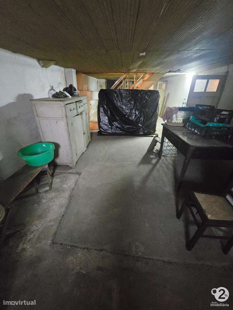 Moradia V3 no Porto perto do Parque Nascente ( para recuperar )-20