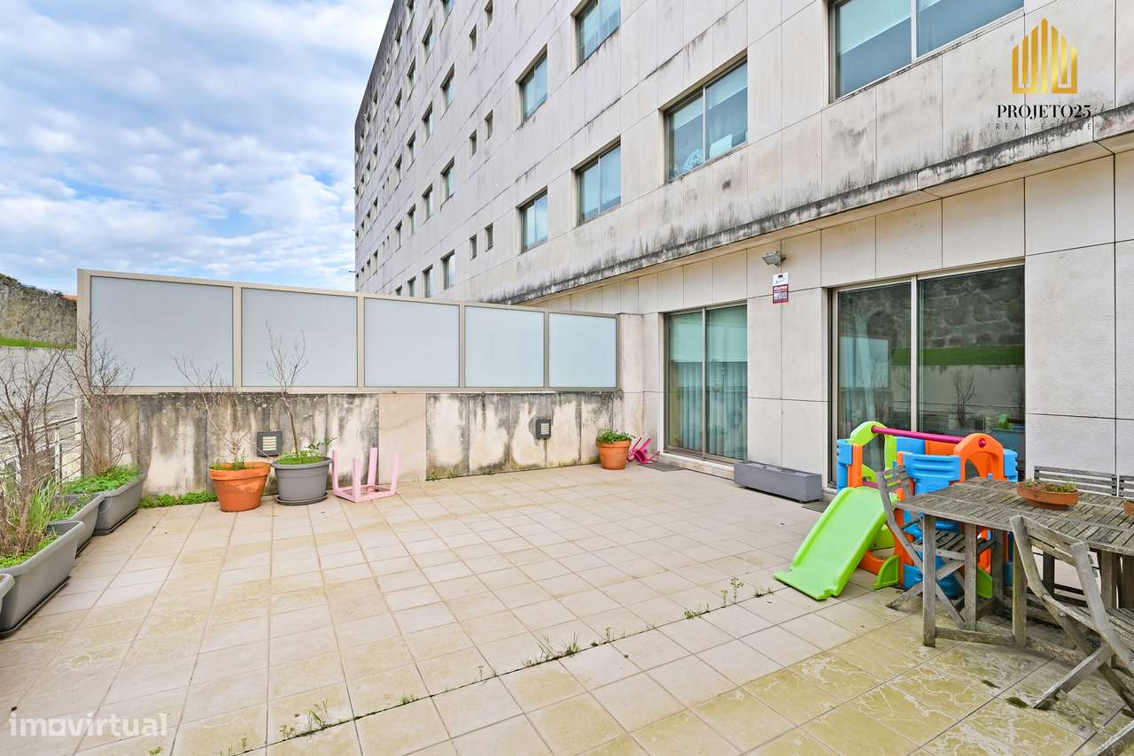 T2 Com Terraço Privativo em Condº Fechado com Piscina Coberta e Jardim-28