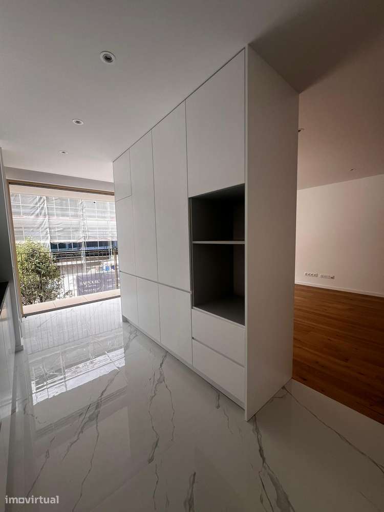 T3 envolvido pelas excêntricas paisagens da Foz Douro - Grande imagem: 4/16