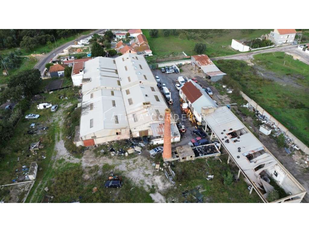 Antiga Fábrica à Venda em Coina - Ideal para Fins Industriais

Es...-10