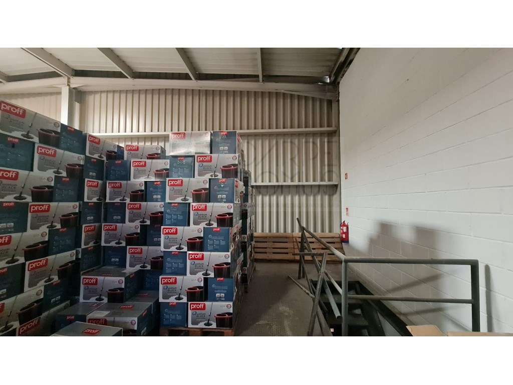 Amplo Armazém com escritórios na Nacional 10, Alverca do Ribatejo-29