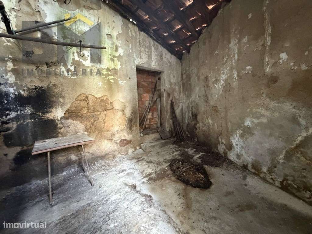 Edifício antigo no centro da aldeia de Proença-a-Velha-19