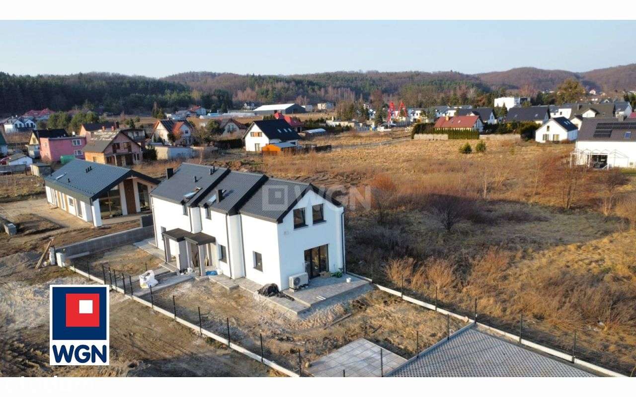 Bliźniak z pompą ciepła i ogrodem w zielonej częśc-3