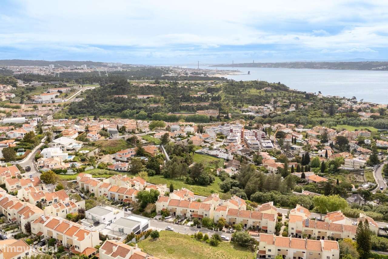 Moradia T3 em banda no Alto do Lagoal — luz natural, espaço e funciona-39