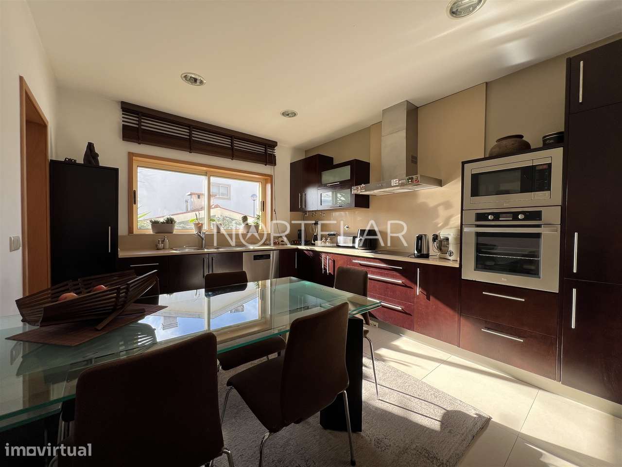 Moradia T3 com jardim e 3 frentes em Famalicão-12