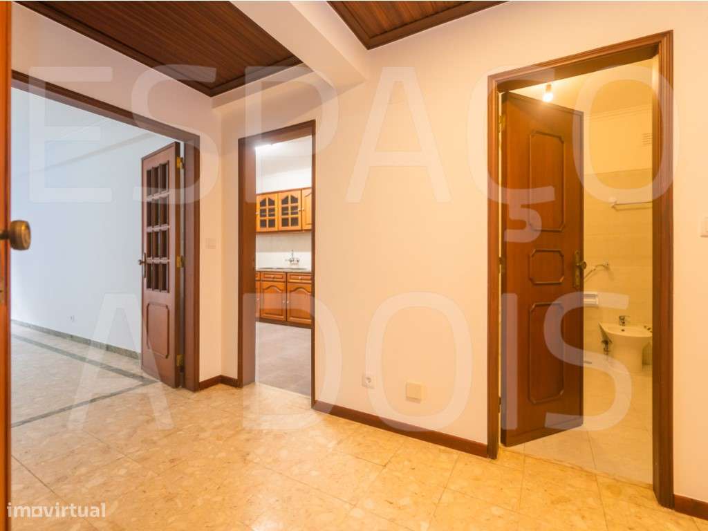 TUDO À MÃO! Excelente estado. Pintura Nova; Madeiras Envernizadas. ... - Grande imagem: 4/50