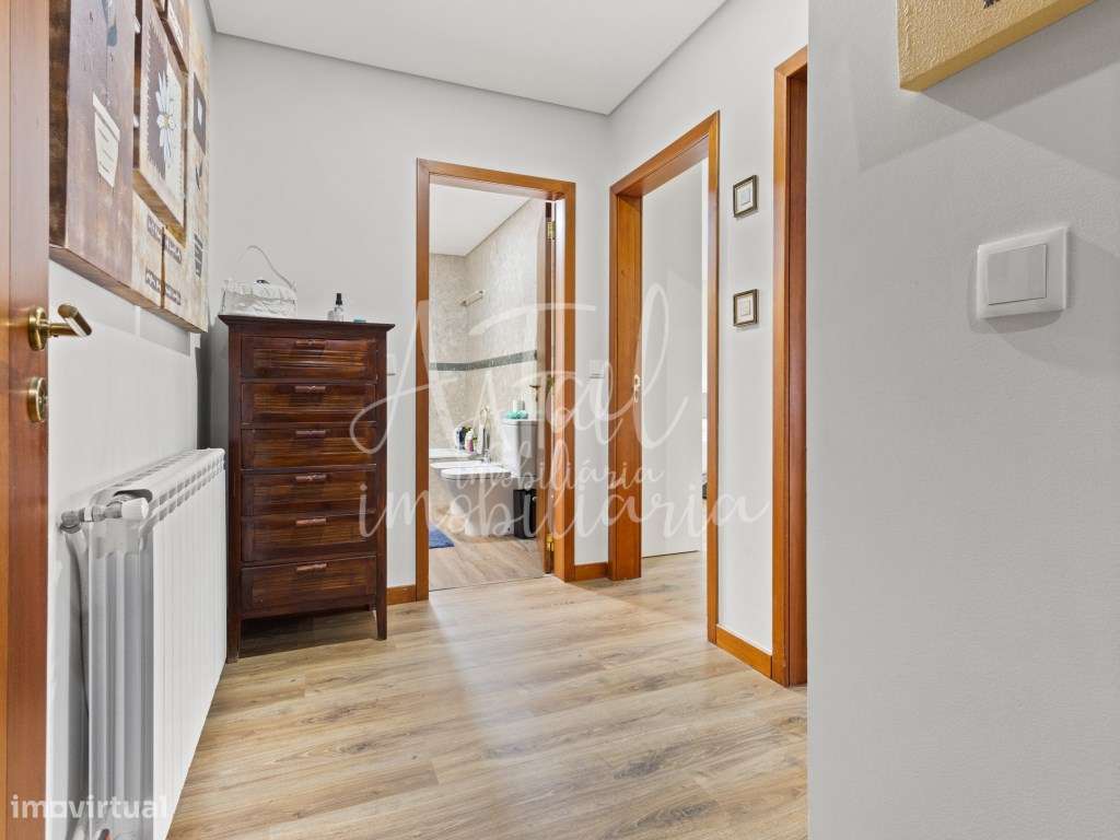 Duplex T5 no centro de Ponte de Lima com terraço panorâmico e 2 gar...-8