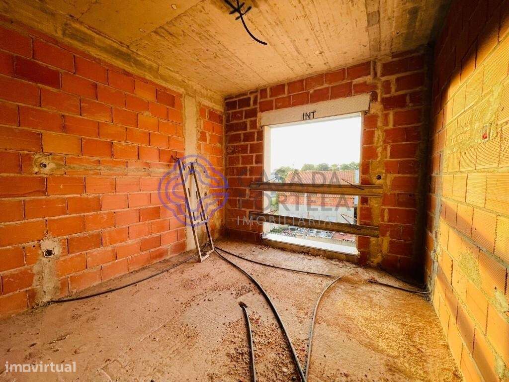 T2 Duplex em Vale de Milhaços com varandas, suíte, arrumos e estaciona - Grande imagem: 4/15
