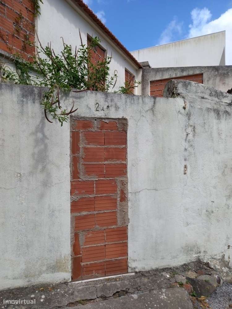 Prédio - Edifício de moradia T4, mais 3 Div. Susc. Utilz. Independente-7