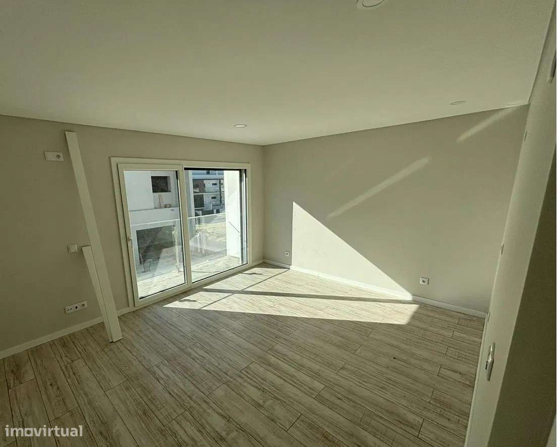 Moradia T4 com piscina e garagem - A Estrear-5