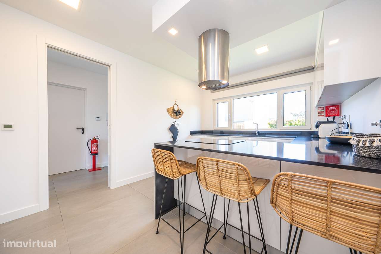 Moradia T3 com piscina, garagem na Aroeira-14