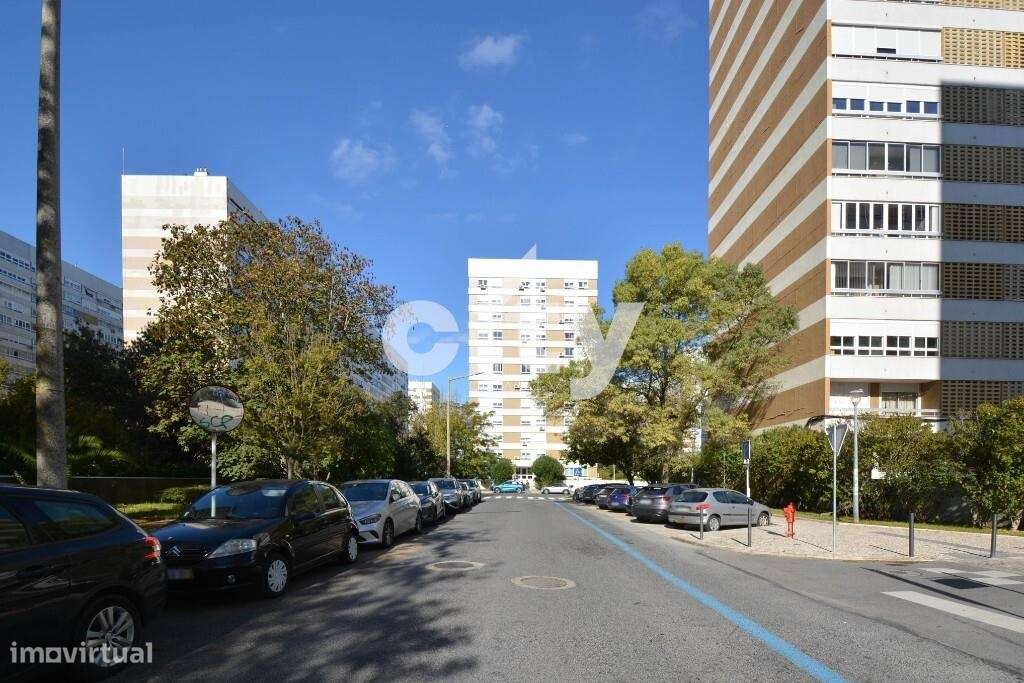 Apartamento T3 para remodelar situado na prestigiada Urbanização da Po-1