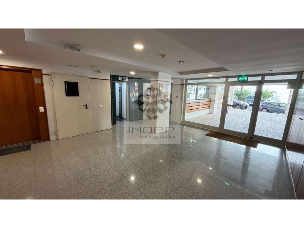 T1 com Varanda e Parqueamento na Alta de Lisboa / Quinta do Lambert-20