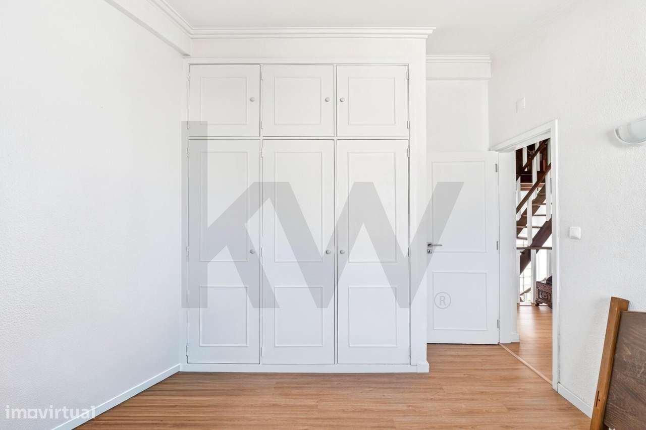 Moradia T4+1 com Piscina Coberta, Jardim e Churrasqueira em Alcoitão,-35