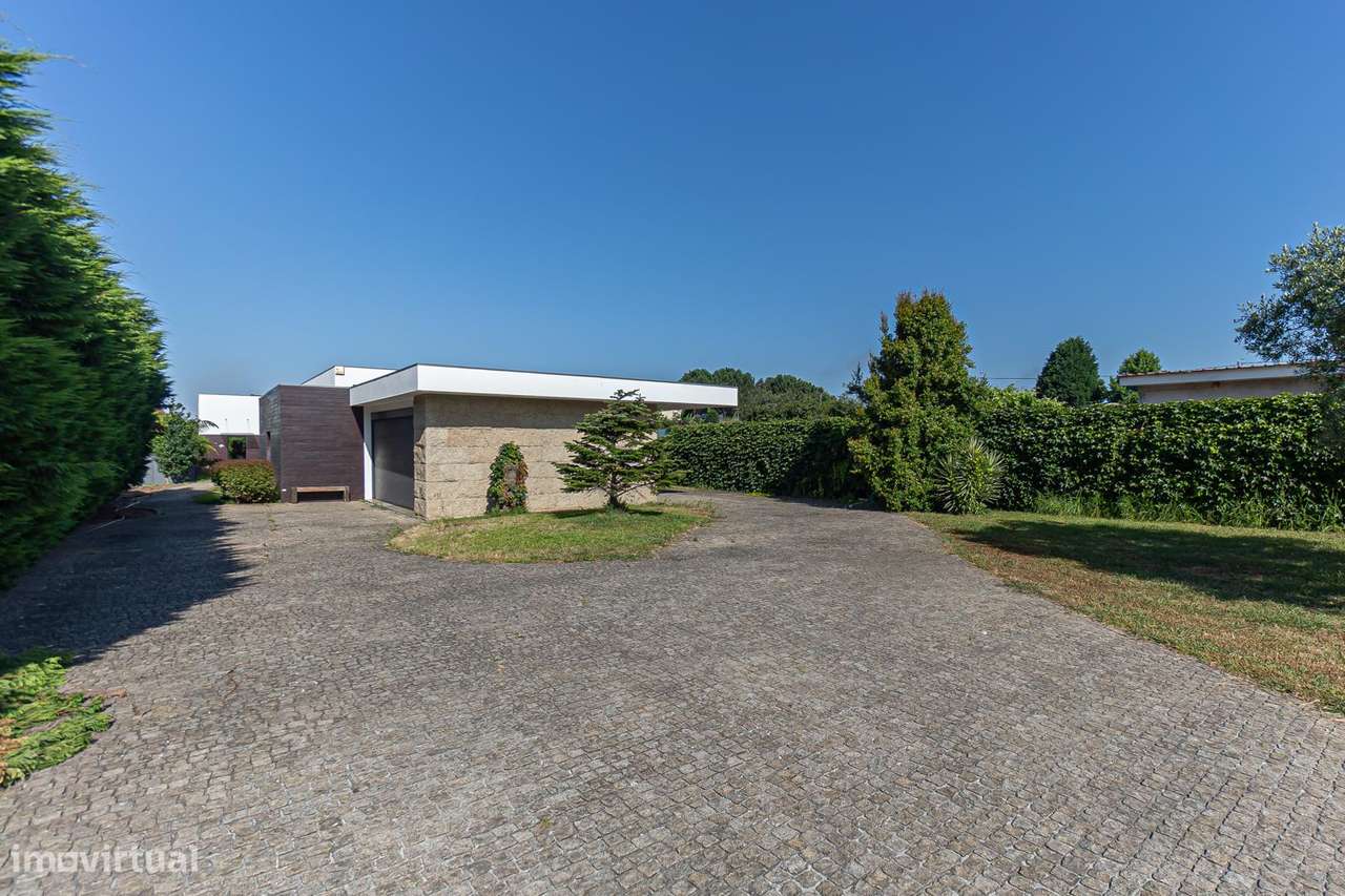 MORADIA TÉRREA T3 de LUXO a 1KM da PRAIA , com 348 m² em LOTE 2300 m²-10