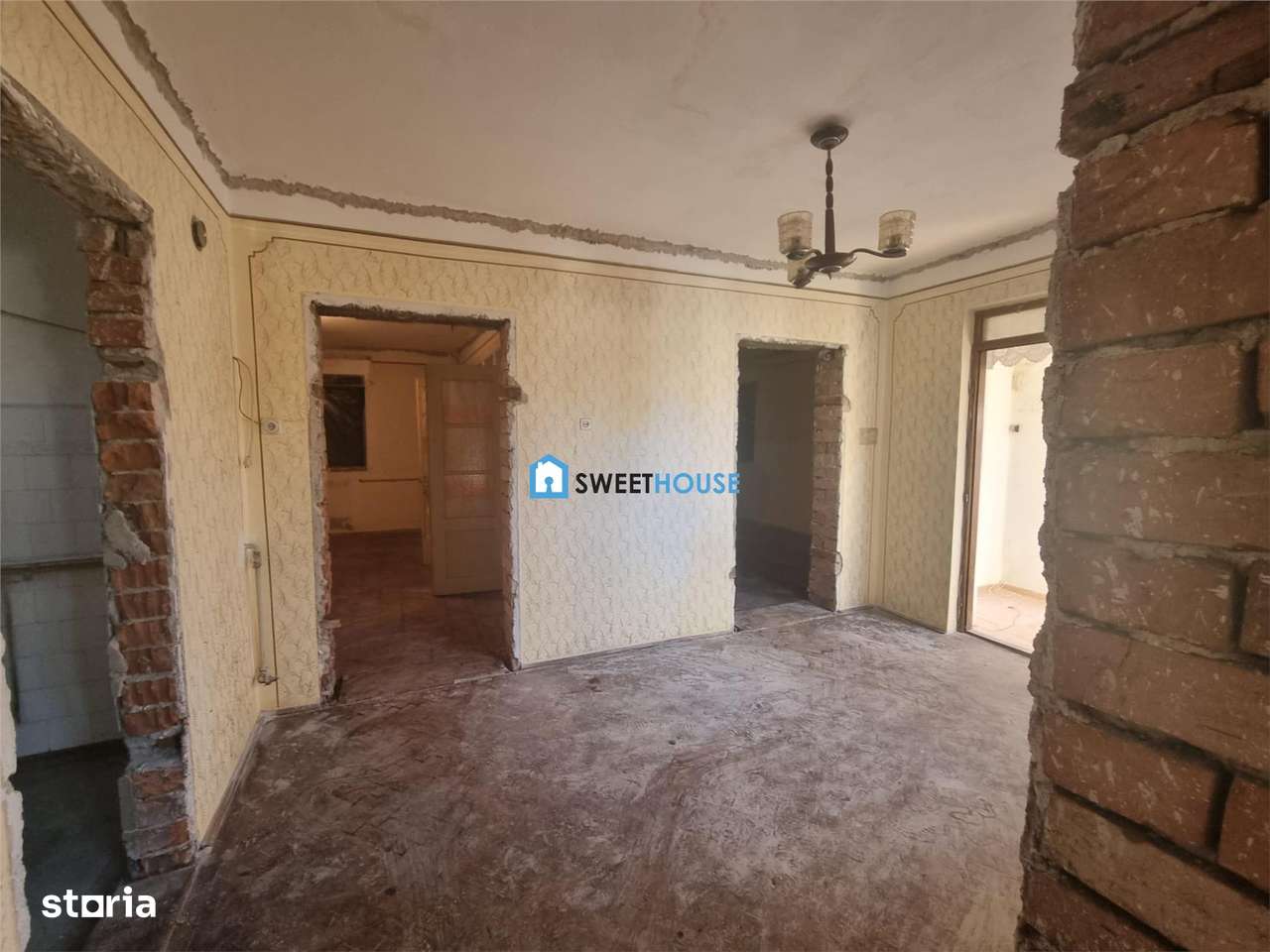 Casa de vanzare  cu 4 camere si anexe  in Fagaras.-2