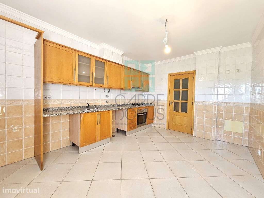 Apartamento T2 com 124,64m2, parqueamento para 2 viaturas, no centr...-9