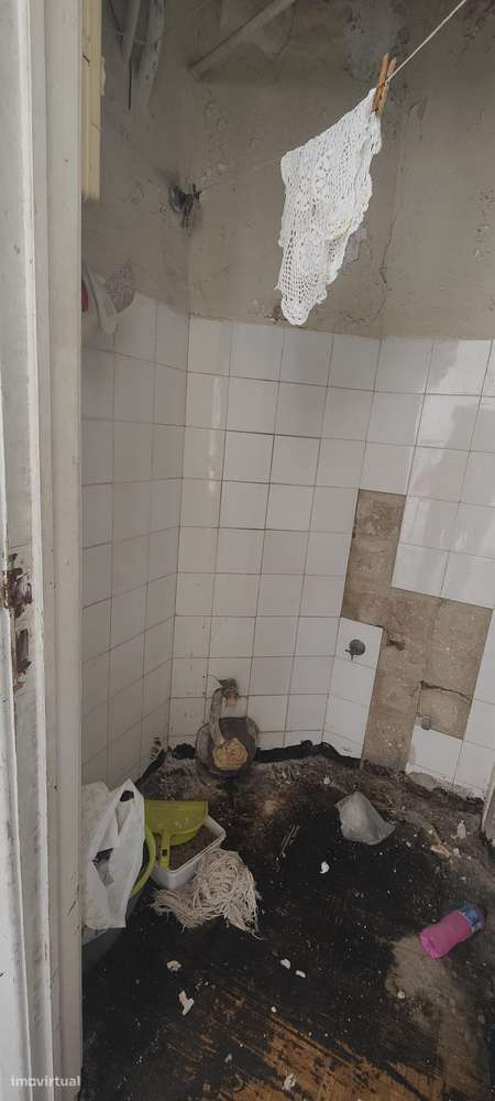 Apartamento T3 com varanda em Avenidas Novas, para remodelação total.-26