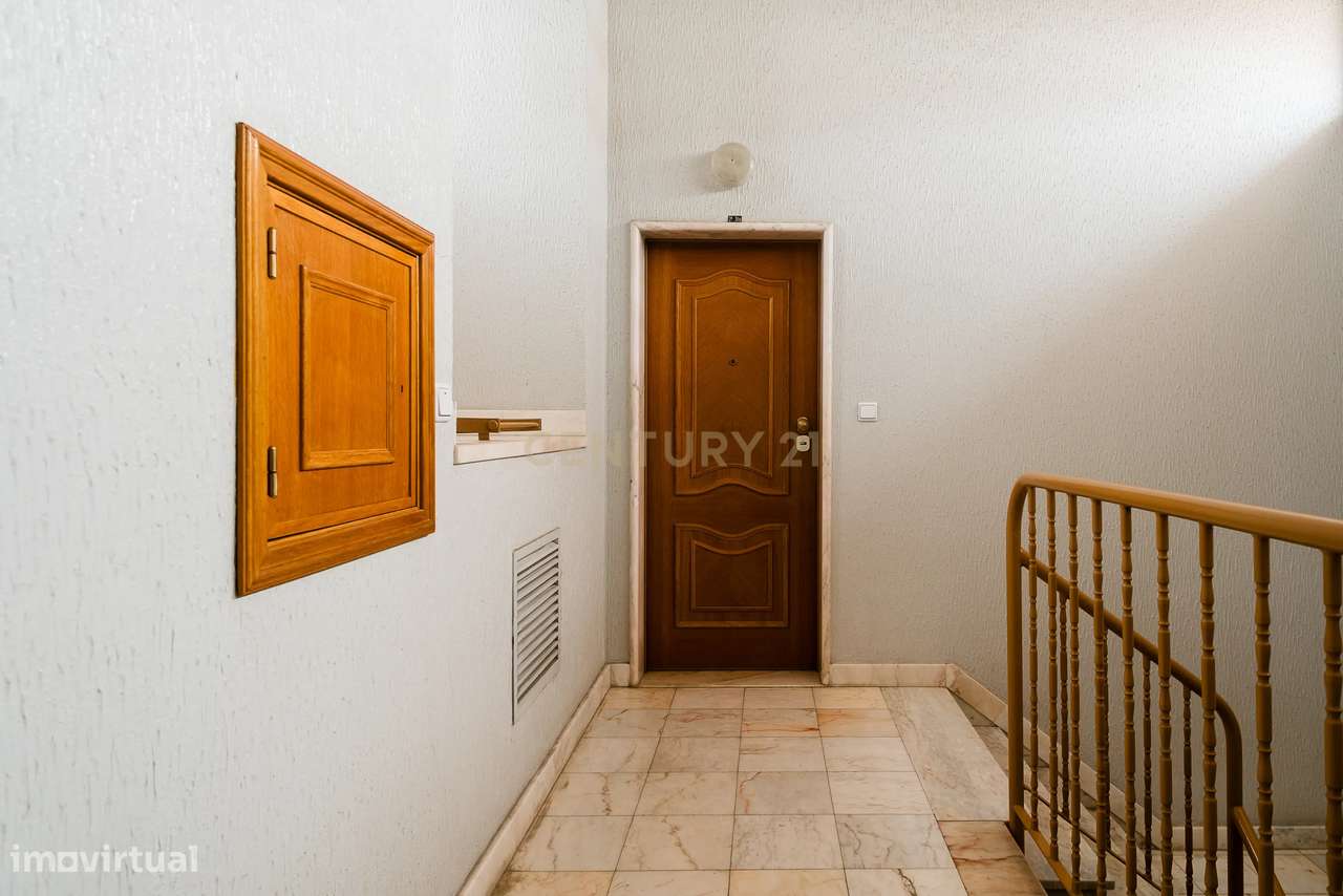 Duplex T3+3 com Vista Mar e Garagem Box – junto à praia e à A5-30