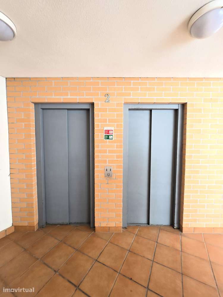 Apartamento T1 c/ Terraço, Vista Mar, Piscina e Box na Praia do Ouro-13