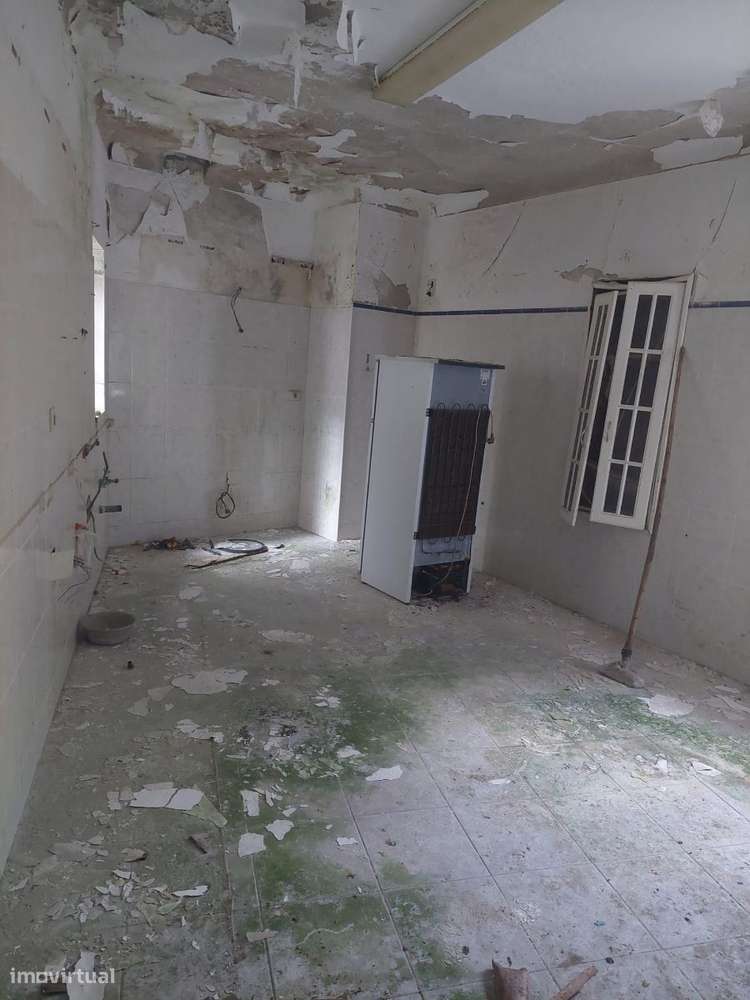 Moradia t4 , interior para recuperar- toda em pedra-2 gar. individuais-12