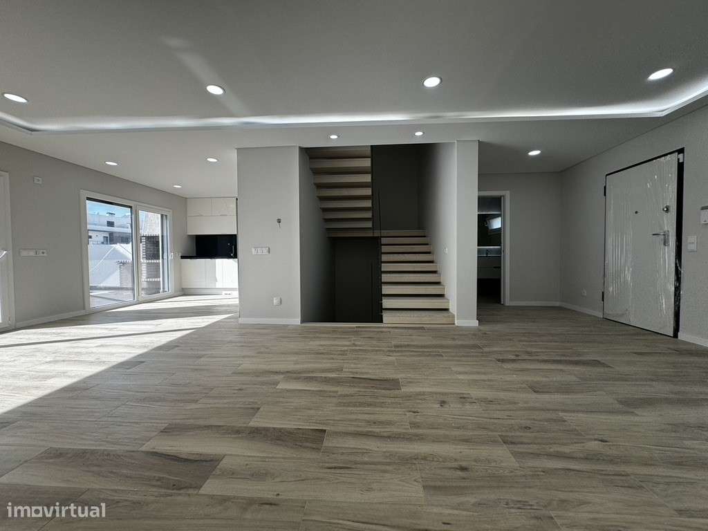 Moradia com 3 Suites, Garagem, Logradouro, Churrasqueira e Piscina-17