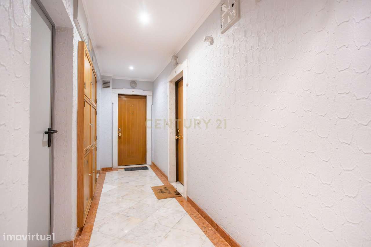 Apartamento T2 na Ribeirada com Garagem e Arrecadação-6