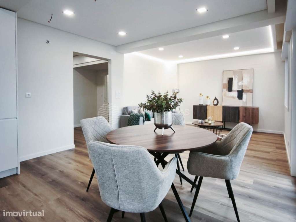 Apartamento T3 Totalmente Remodelado Em Benfica