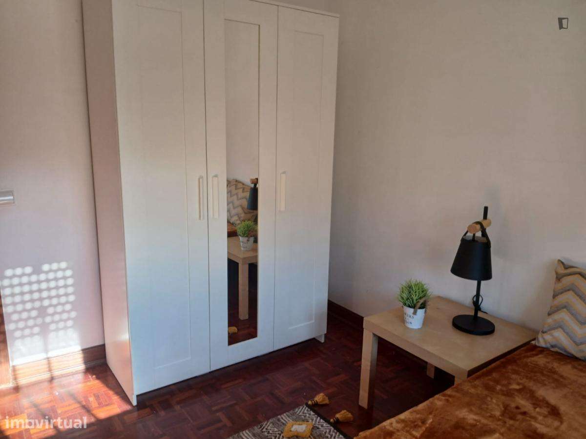 Quarto - localizado em Casal do Bispo Coimbra - Grande imagem: 3/10
