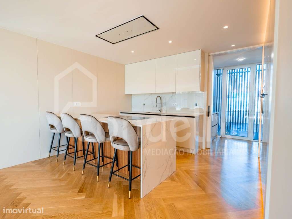Moradia T5+1 nova com piscina em condomínio fechado de luxo no Estoril-16