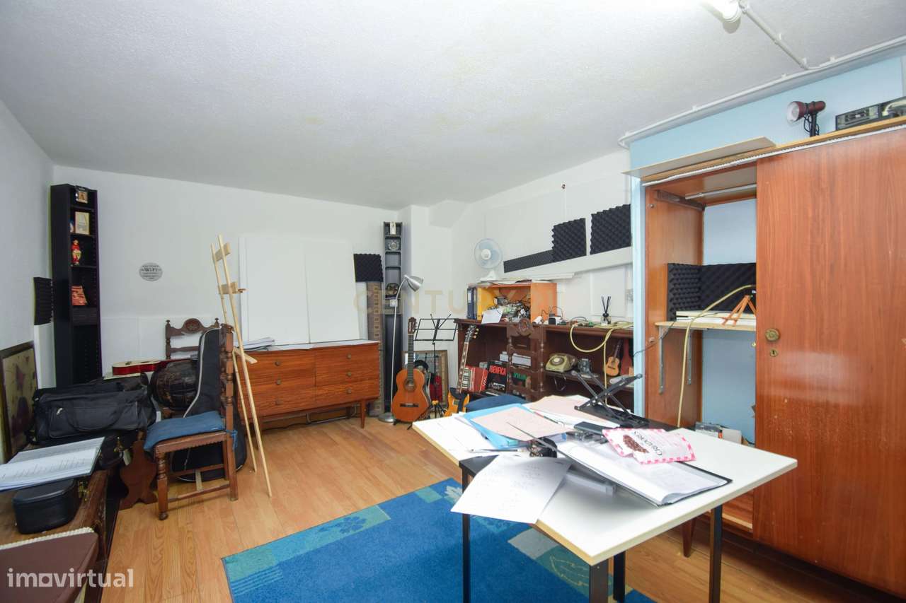 Apartamento T3, com 107 m² de área útil, estúdio musical com 40 m² e g-23