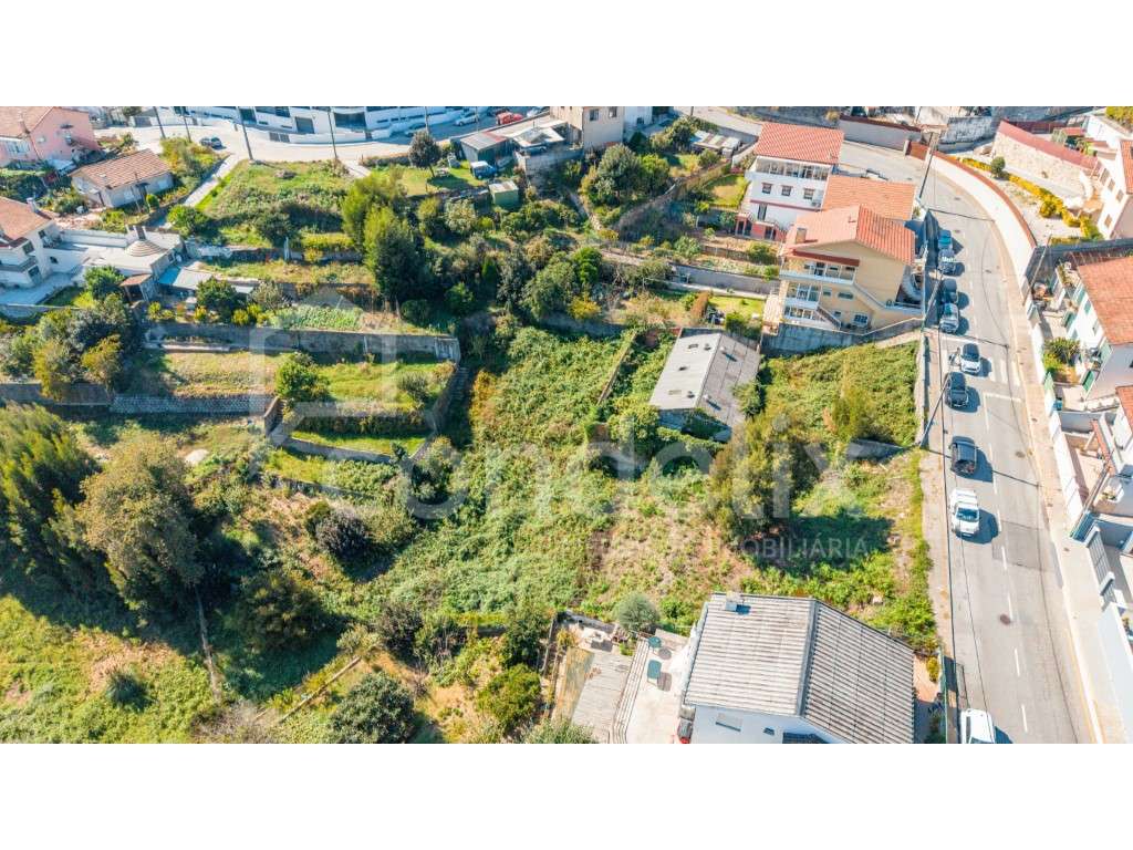 Terreno de 1.330 m² com PROJETO APROVADO para 2 Moradias em Jovim (...-12