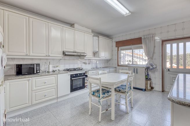 Moradia T5 em S. Félix da Marinha com garagem próximo da praia-11