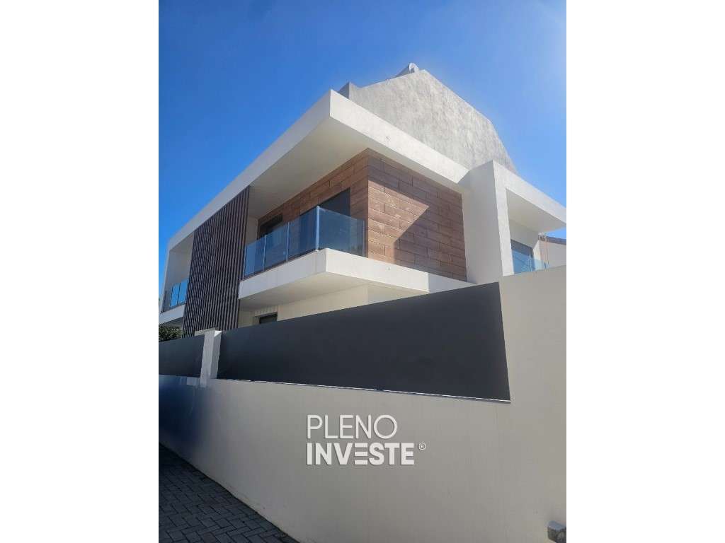 Moradia V3 com piscina Nova construção em Pinhal de Frades-1