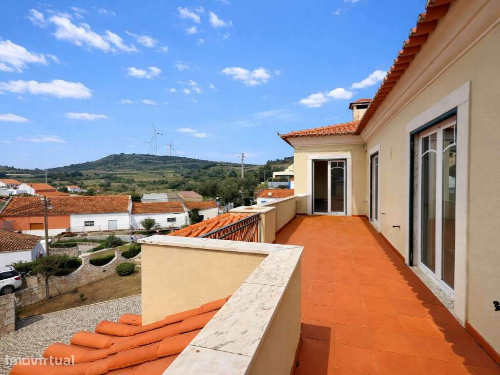 Moradia T5 com Grandes Áreas, Garagem Ampla e Espaço Exterior - Grande imagem: 4/49