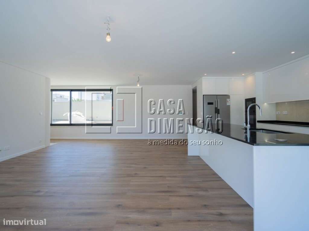 Moradia de Arquitectura Moderna de tipologia T3+1 em Oeiras com Pis...-9