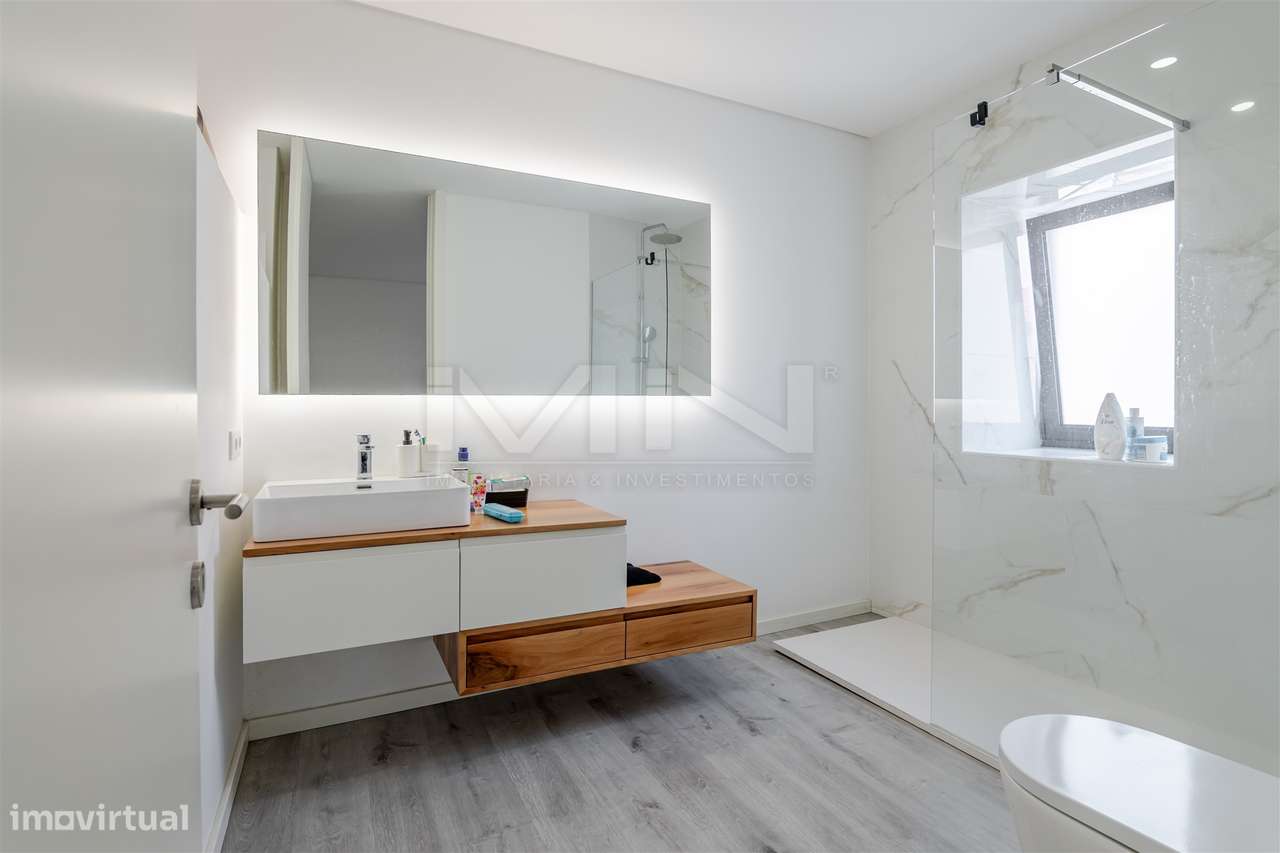 Moradia T4 de 4 Frentes: Elegância e Versatilidade a 2km do Freixo-17