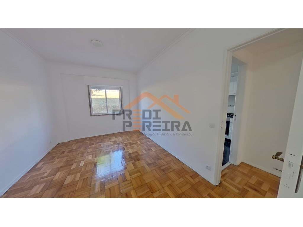 Situado no Forte da Casa, T2 em bom estado de conservação.-6