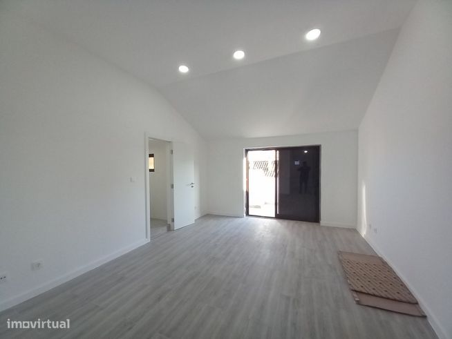 Apartamento Duplex Totalmente Remodelado na Costa da Caparica-29