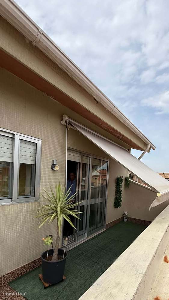 T1+1, com amplo terraço a sul e vista mar!-12