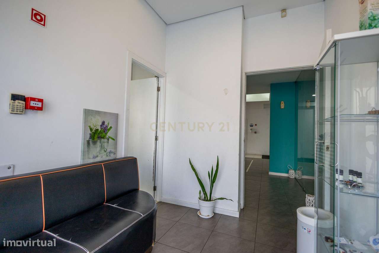Espaço comercial com 2 pisos para vender no Centro de Vieria do Minho - Grande imagem: 5/29