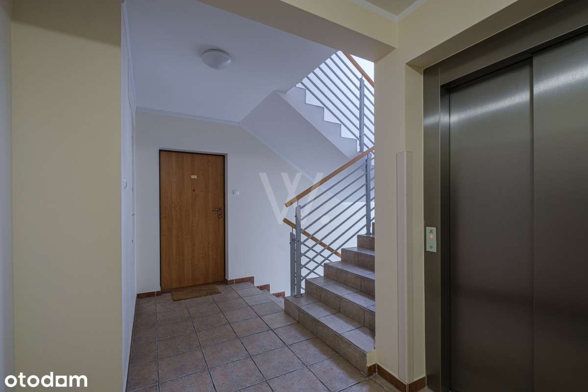 Przestronne, jasne wnętrze z miejscem i komórką.-15