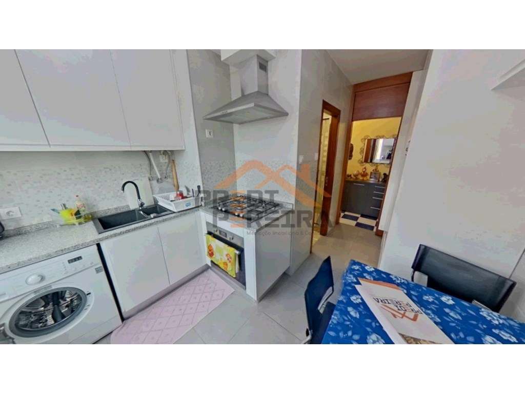 Situado na Encarnação, T3 remodelado em edifício com elevador. - Grande imagem: 3/23