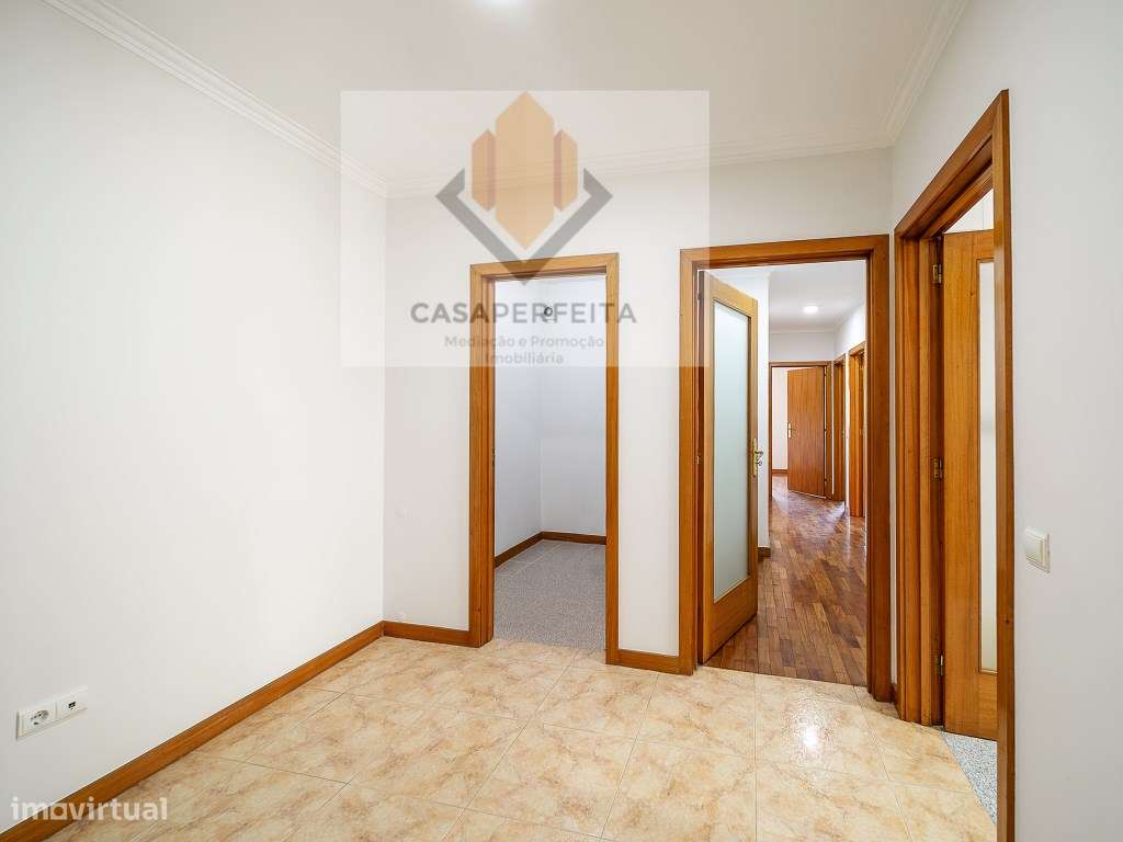 Fabuloso Apartamento T3 de 3 Frentes com Varanda e Box - Avintes-8