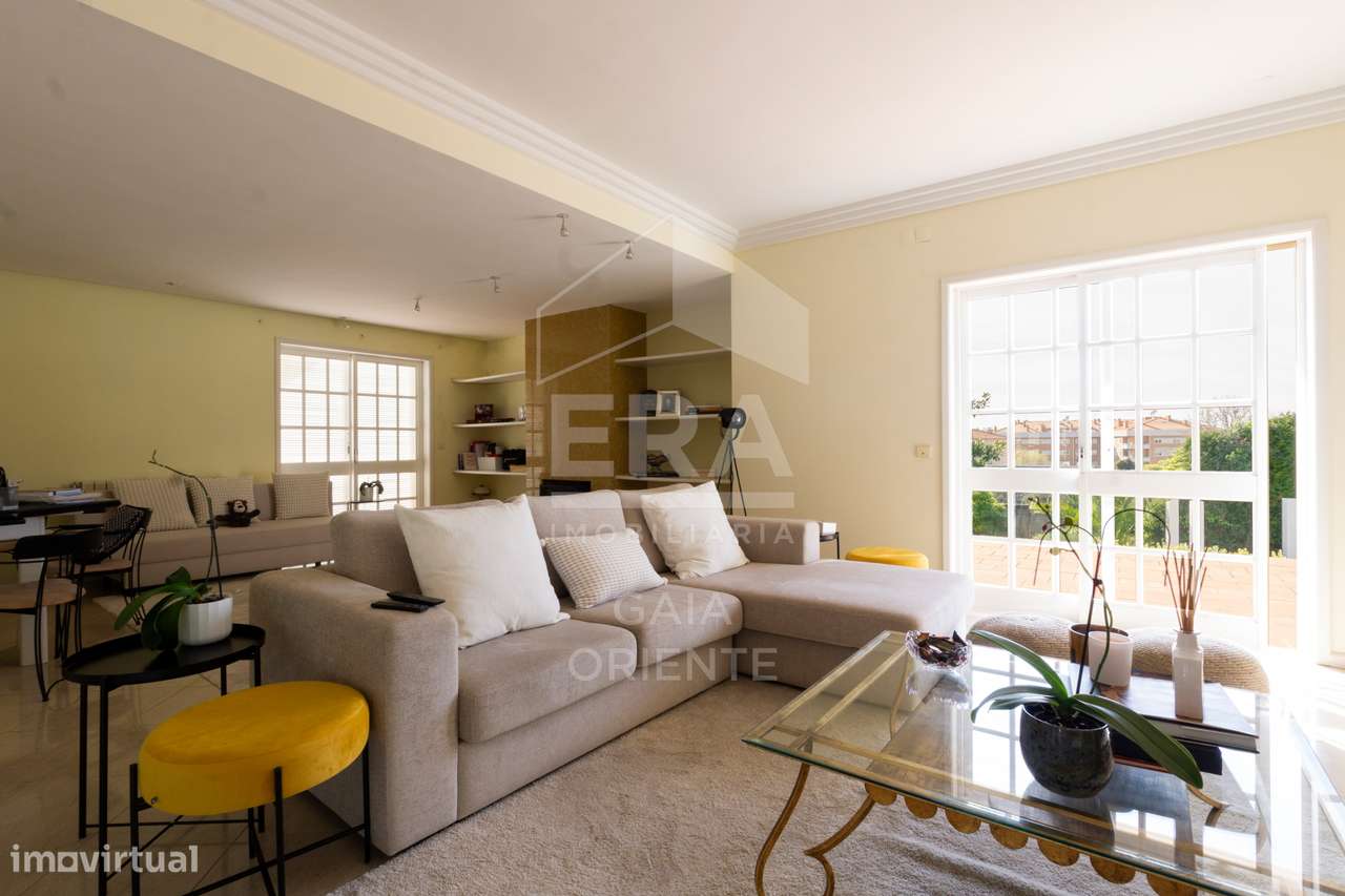 Moradia T8 com jardim e piscinas em Miramar-15