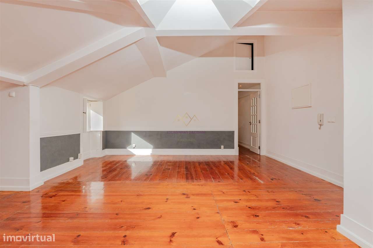 Elegância na Lapa: T2+2 com Alma e Vista Desafogada-4